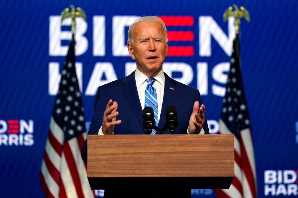 Gobierno de Biden deporta a cientos de migrantes, pese a promesa