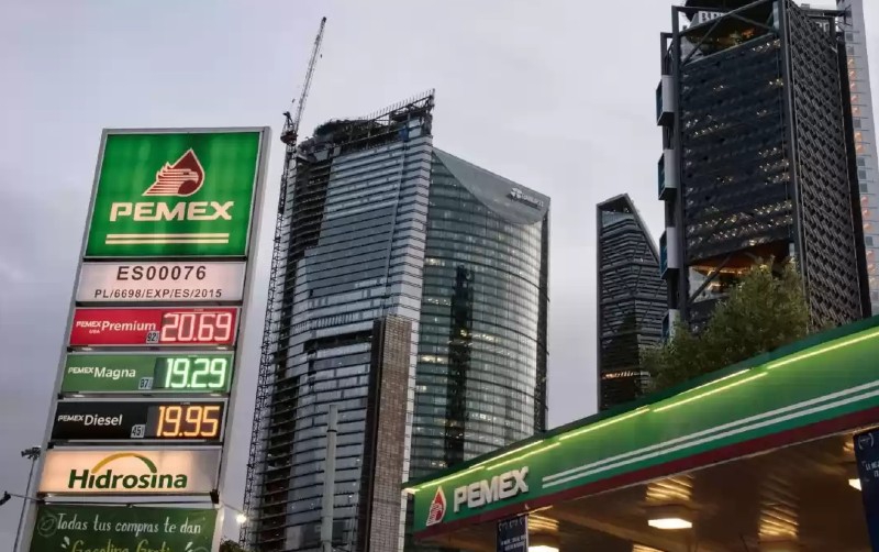 Se propone AMLO autosuficiencia en gasolina en 2023