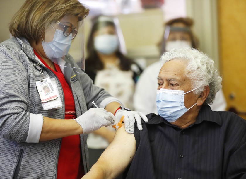 La próxima semana arranca vacunación de adultos mayores