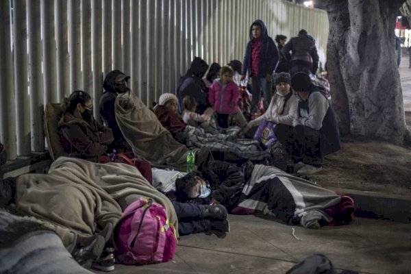 Ingresan a EU primeros 25 solicitantes de asilo que estaban varados en México