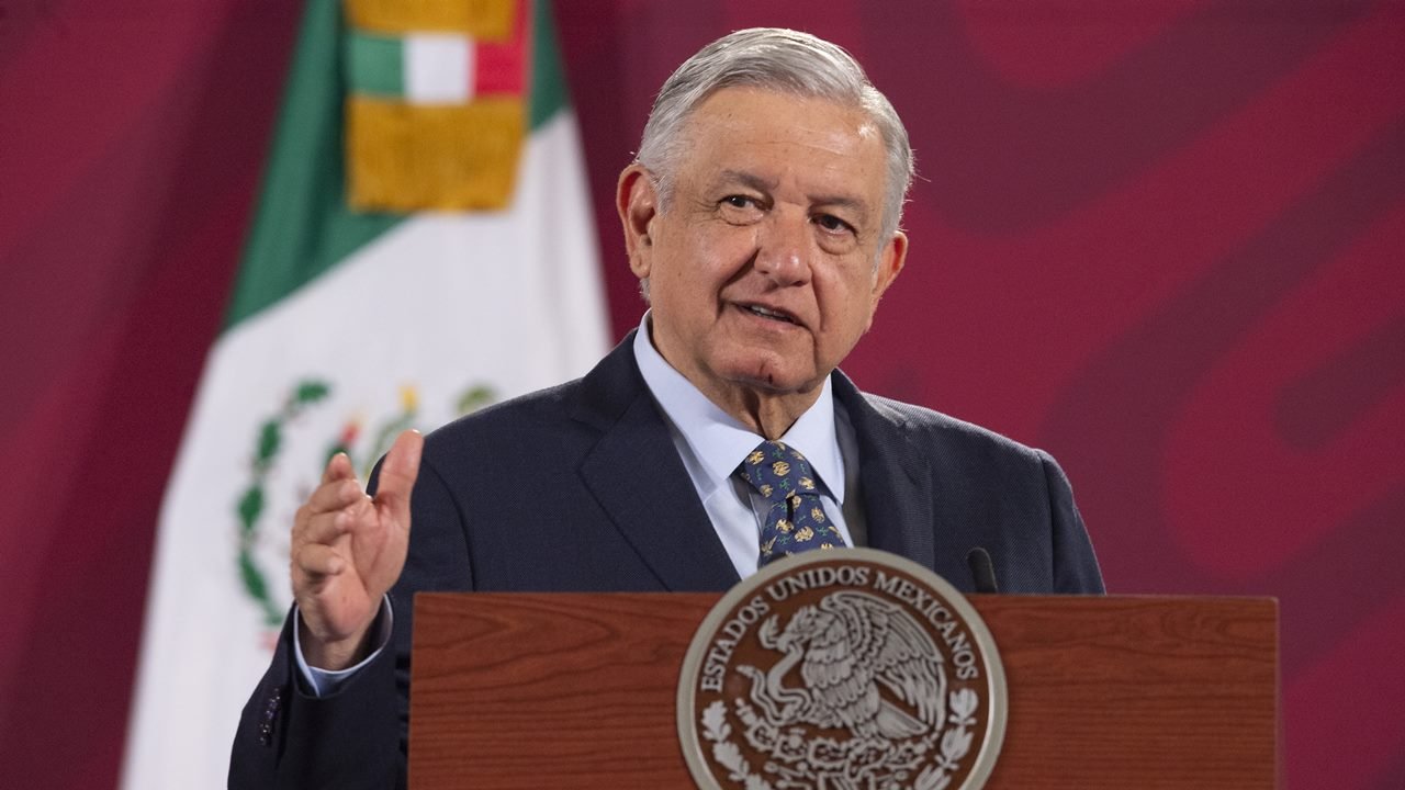 México producirá 700 mil barriles de gasolina al día, afirma López Obrador