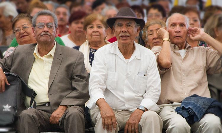 Adelantarán cuatro meses de becas y pensiones a adultos mayores