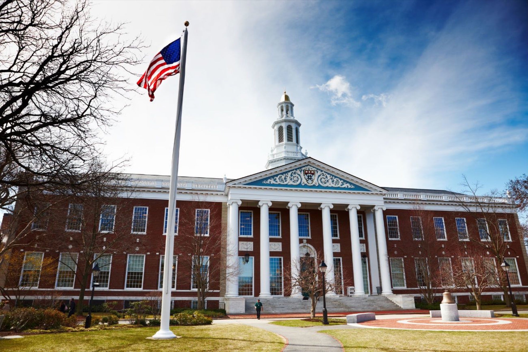 Harvard ofrece becas a mexicanos y más de 500 mil pesos para gastos