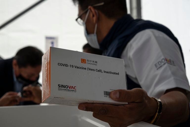 Arriban a México 1 millón de vacunas de Sinovac