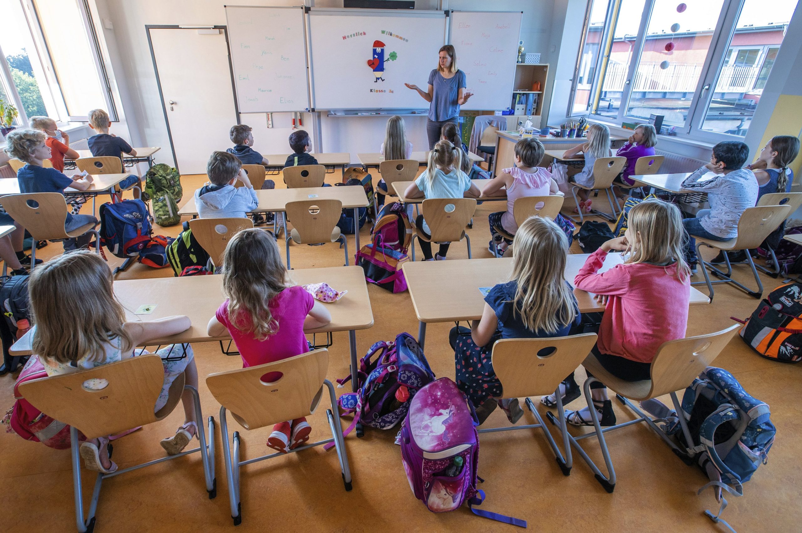 Niños británicos vuelven a aulas pese al Covid-19