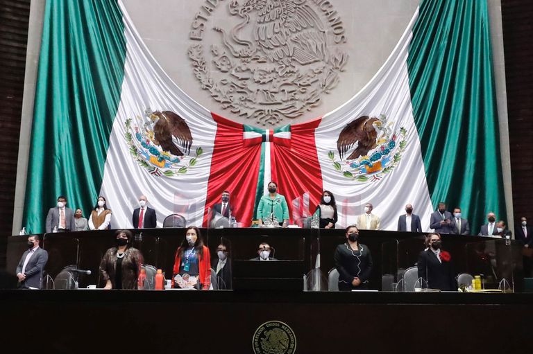 AMLO oficializa nueva Ley de la Industria Eléctrica