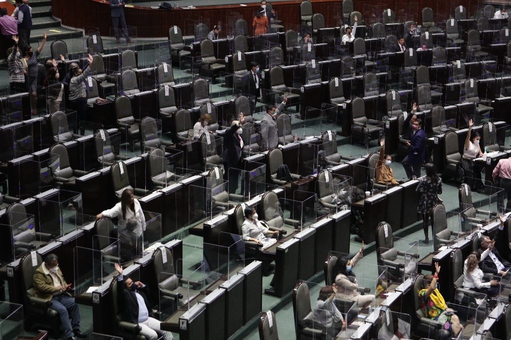 Diputados eliminan regulación asimétrica a ventas de Pemex y amplían su participación de mercado