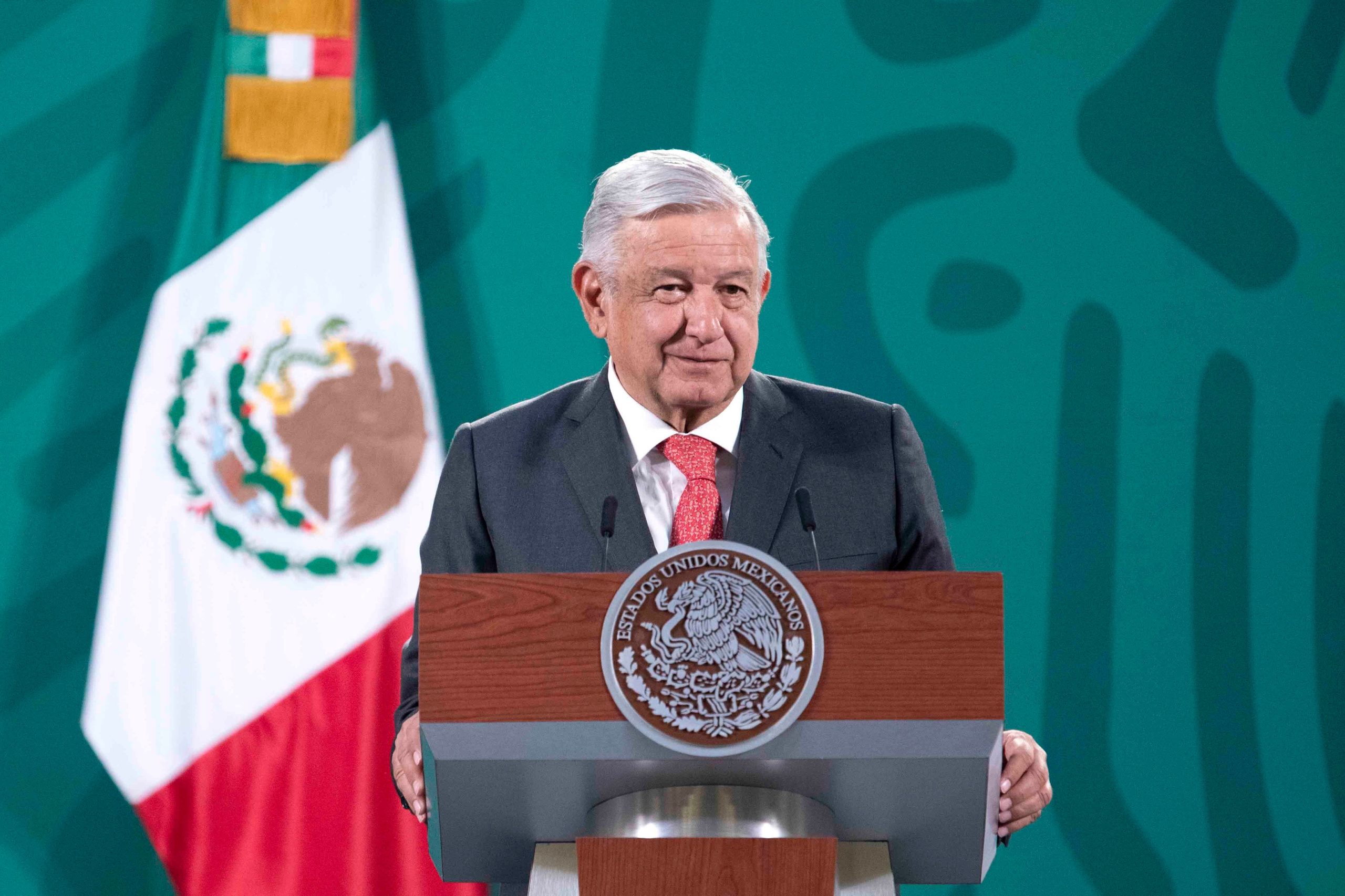 AMLO asegura que CFE no descarta mercado de energías limpias