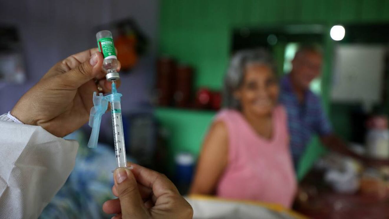 La COVID deja 210,812 muertes en México; Salud aplica 553,926 vacunas en 24 horas, un nuevo récord