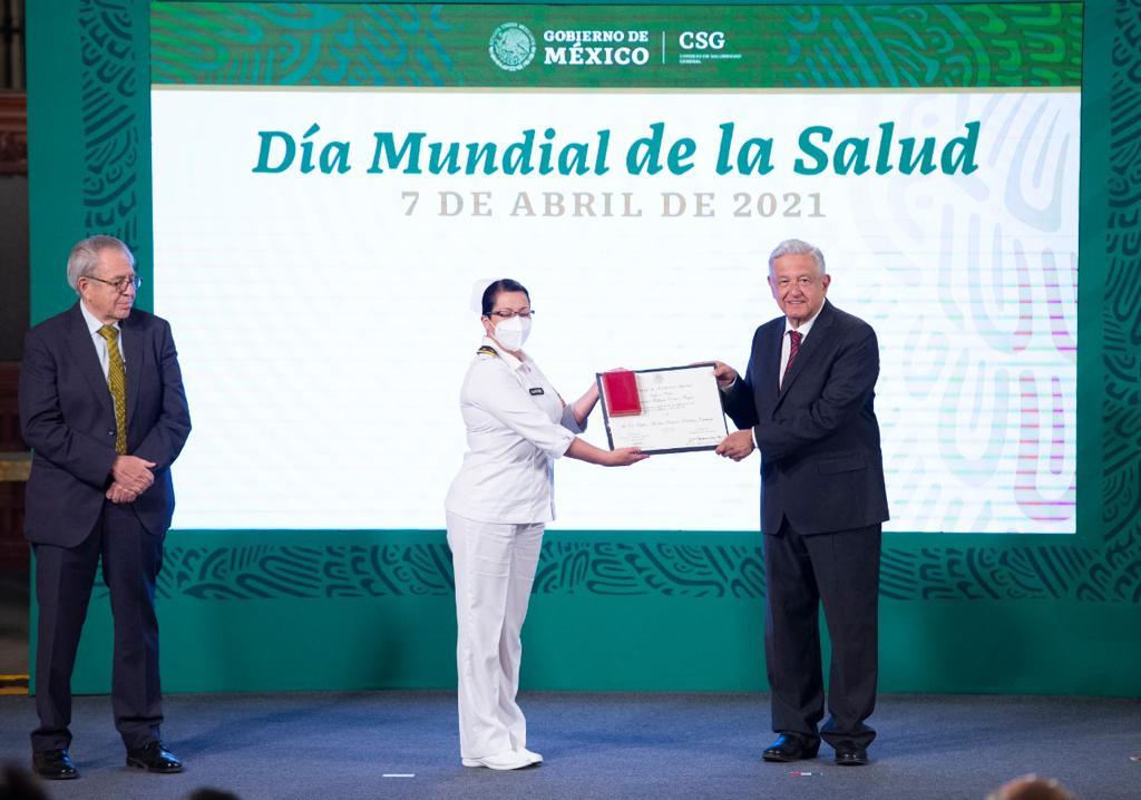 AMLO entrega premios al mérito a médicos y enfermeras, por Día Mundial de la Salud