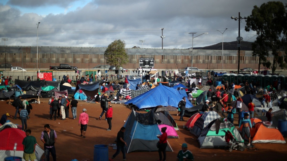 Vacunan a migrantes en Tijuana