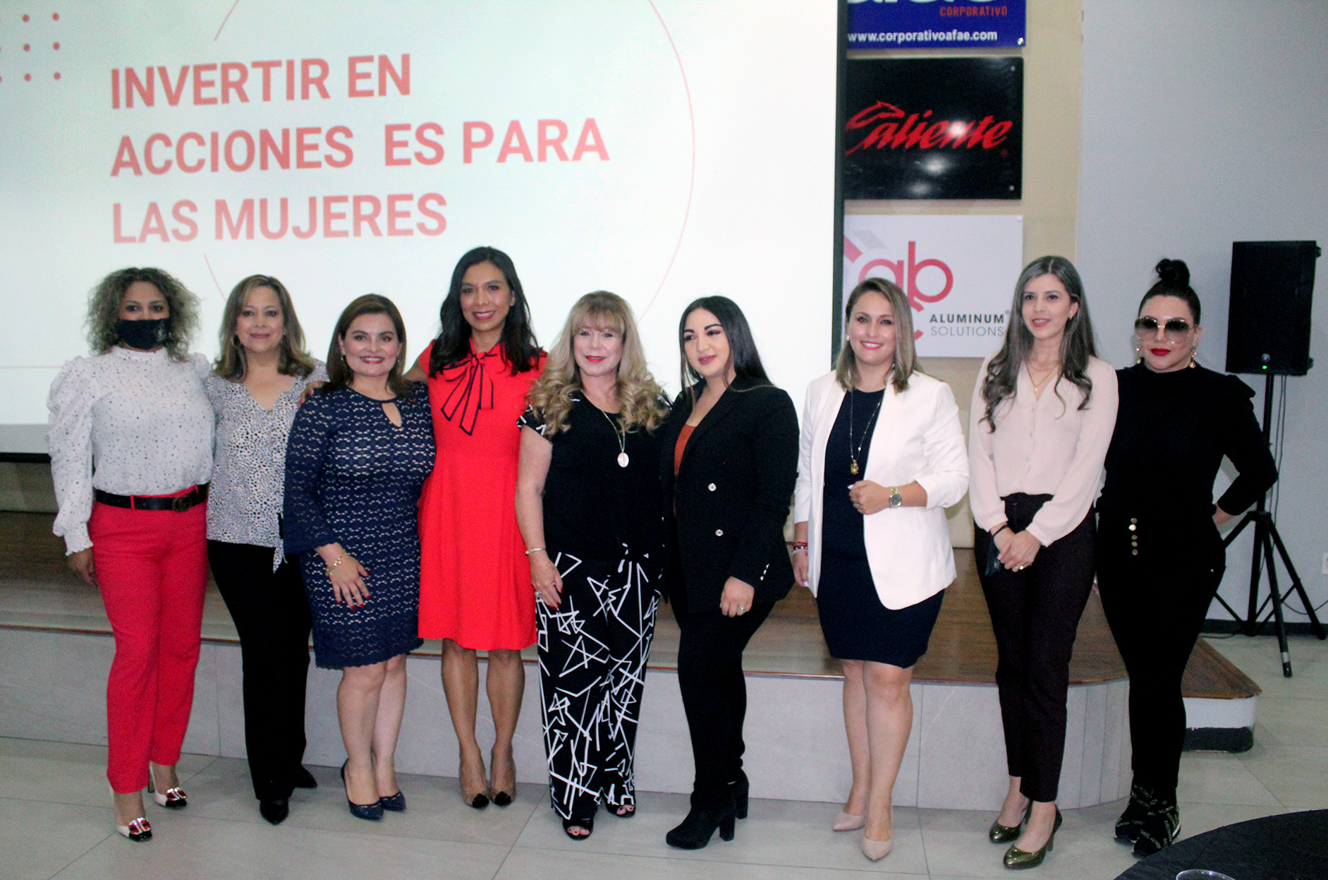 Capacitan a mujeres empresarias sobre cómo invertir en acciones