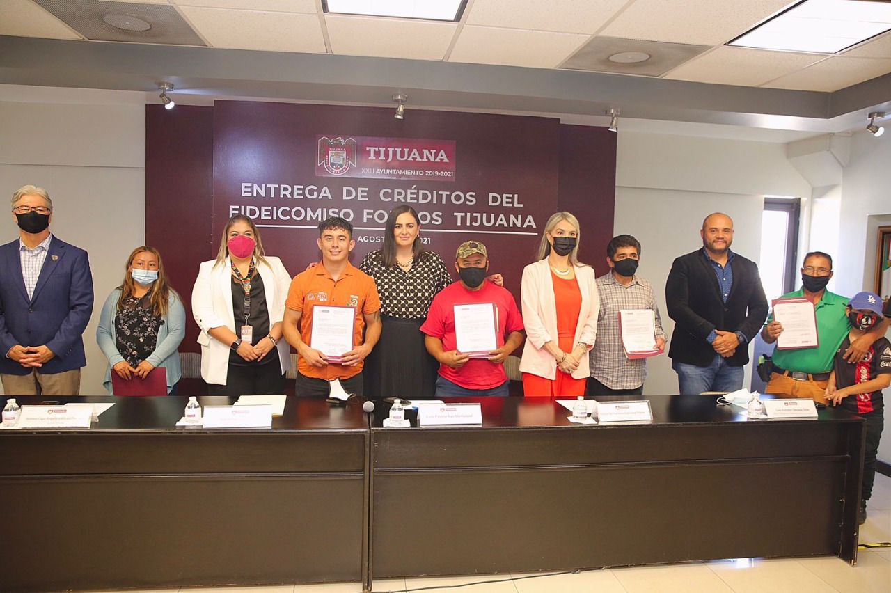 Entrega Gobierno Municipal Créditos A Micro Y Pequeños Empresarios De La Localidad