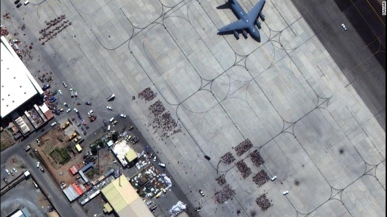 Afganistán: Reportan explosión en el aeropuerto de Kabul; apuntan a ataque suicida