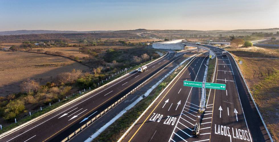 Construyen la primera carretera hecha con plástico reciclado en México