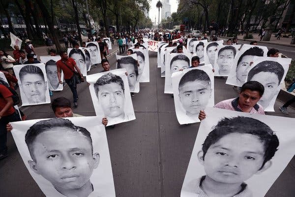 AMLO se compromete a hacer públicos testimonios de militares en caso Ayotzinapa