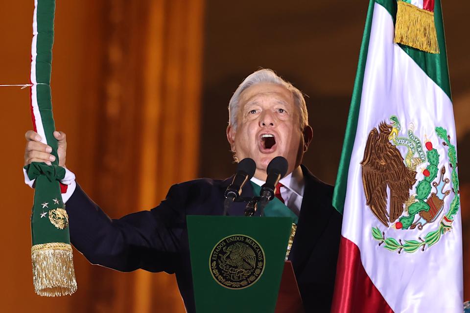 AMLO da grito con energía y fuerza en el Zócalo vacío por la pandemia Covid