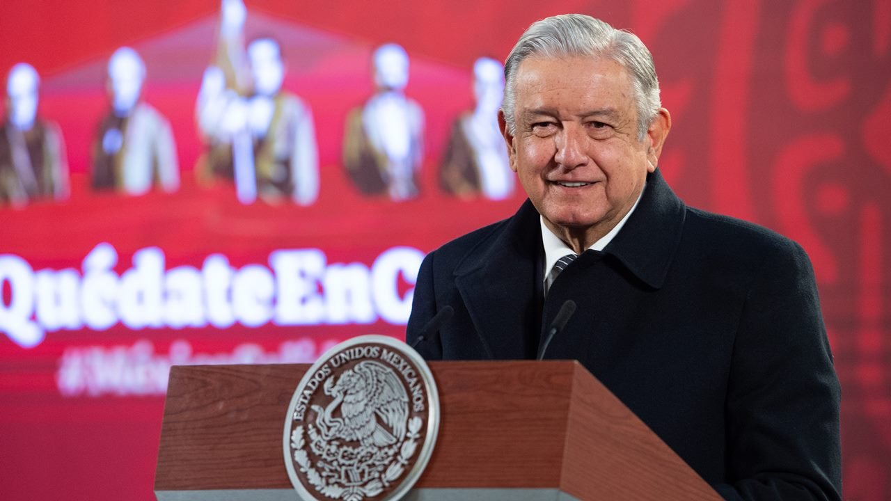 Complace a López Obrador propuesta de salario mínimo