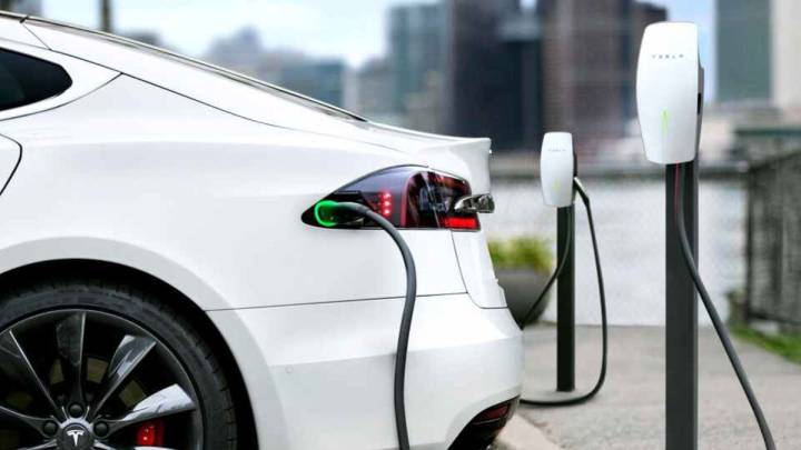 Prevén que 29% de los vehículos vendidos en 2035 sean eléctricos, lejos de la meta para 2040