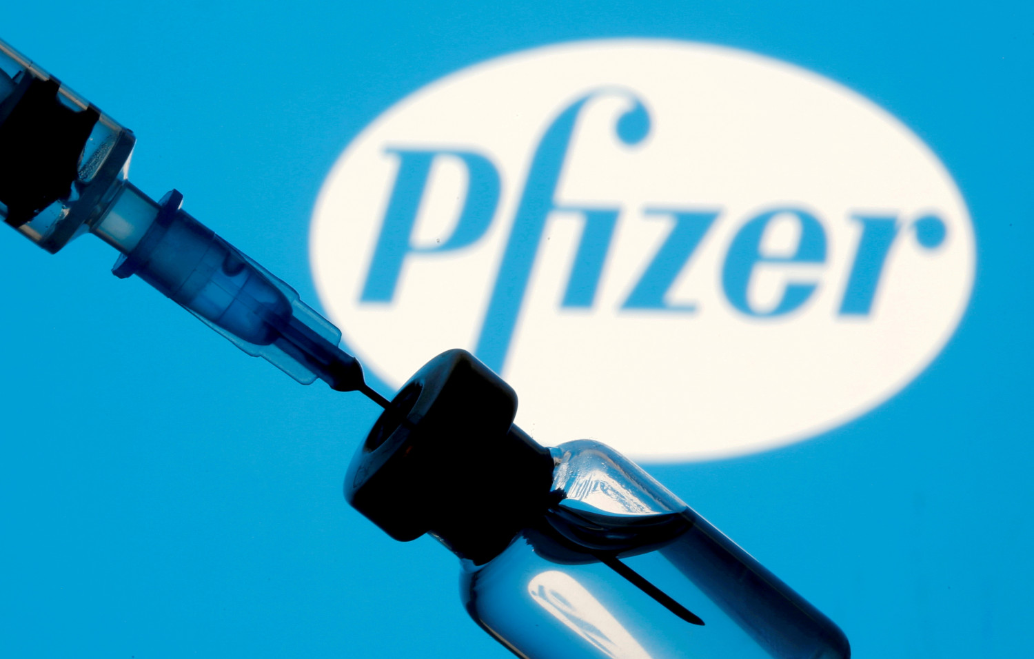 BioNTech y Pfizer dicen que 3 dosis de su vacuna neutralizan a ómicron