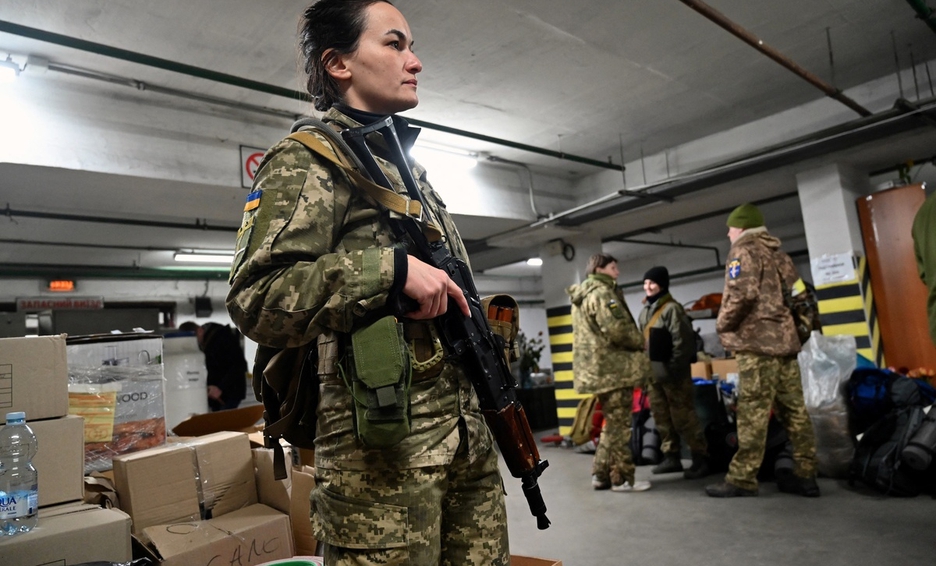 Mujeres ucranianas toman las armas para luchar contra tropas rusas