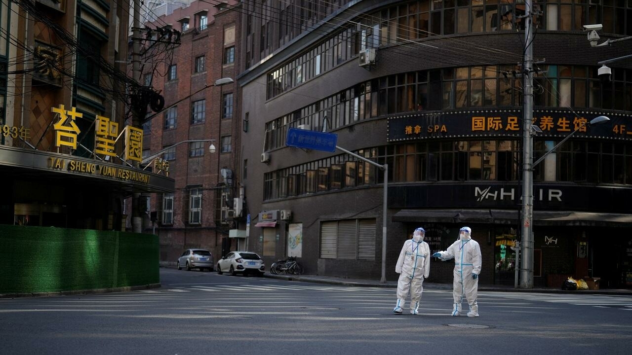 Habitantes de Shanghái, molestos tras volver a ser confinados por covid-19